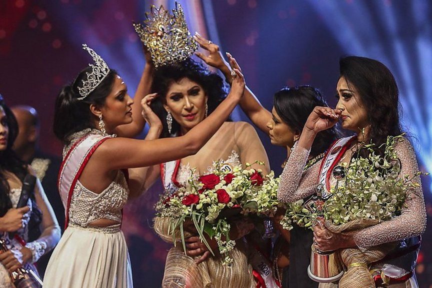 «Миссис мира 2020» прямо на сцене отобрала корону у «Миссис Шри-Ланка 2021», за что была арестована 