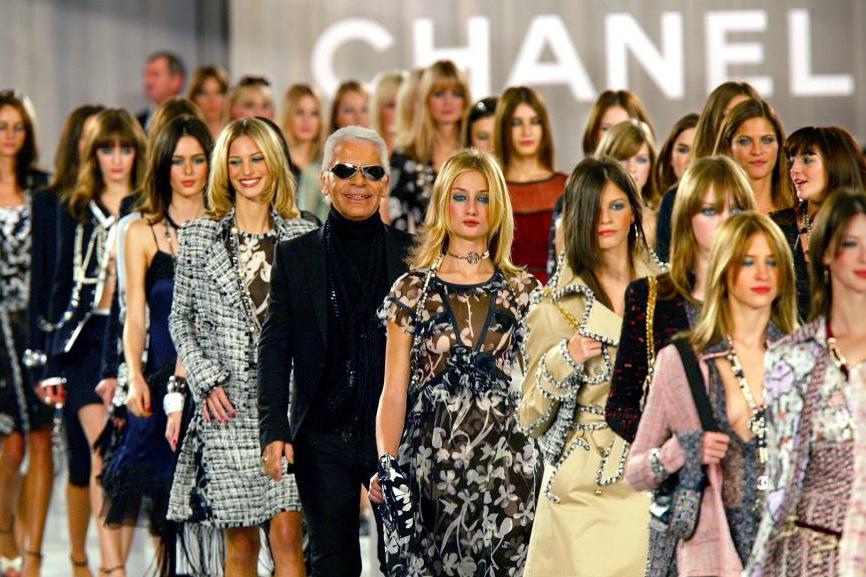 Прощальный жест в адрес кайзера моды: дом Chanel в Париже представил последнюю коллекцию кутюрье Карла Лагерфельда