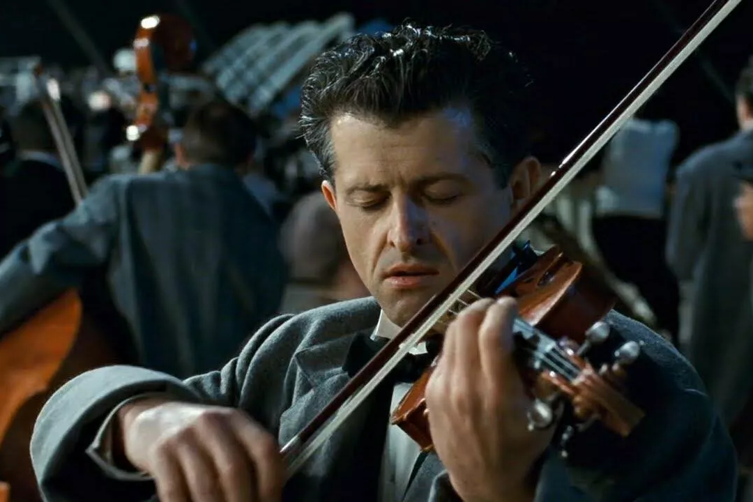 Знаковый предмет: скрипка, на которой играл Уоллес Хартли во время во время плавания на «Титанике» представлена на выставке в США