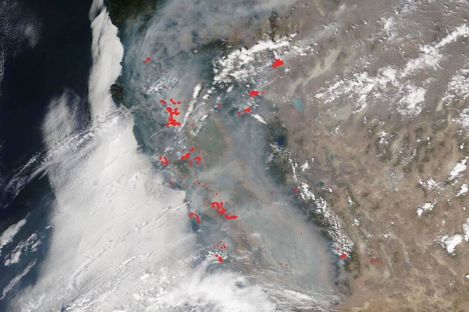Экологическая катастрофа: на спутниковом снимке NASA показана охваченная огнем Калифорния 