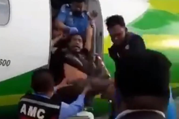 Сотрудники индонезийской авиакомпании вместе с полицейскими силой вытащили из самолета буйного безбилетника и бросили на асфальт