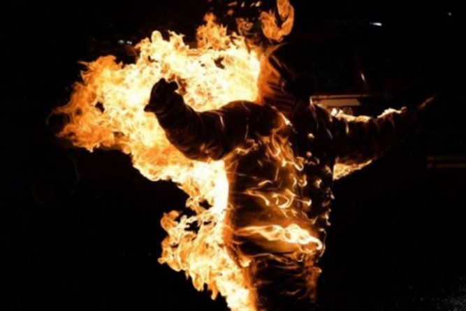 Мужчина совершил попытку самосожжения перед офисом омбудсмена в Ереване