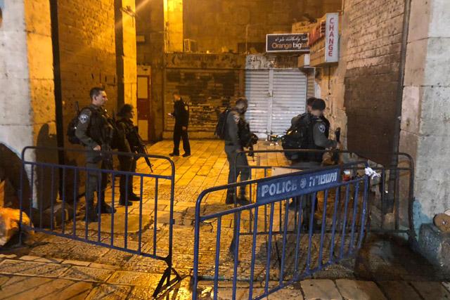 В Иерусалиме террорист с ножом напал на прохожих и полицейских, вблизи Рамаллы людей обстреляли из автомобиля