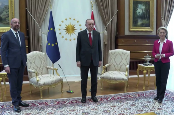 Главе Еврокомиссии не дали стула во время переговоров с Эрдоганом