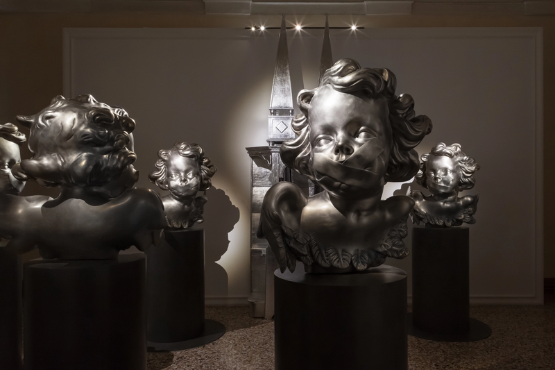 На Венецианской биеннале выставили инсталляцию американской художницы Рэйчел Ли Овнанян «Ангелы слушают»