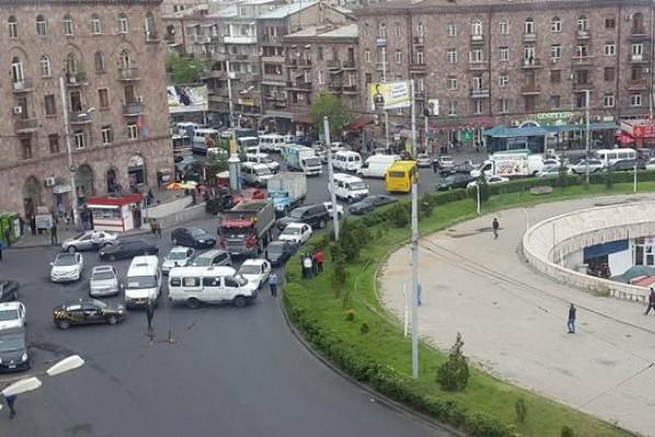 Ապրիլյան ցույցերին վնասված մեքենաների վարորդները փոխհատուցում կստանան  