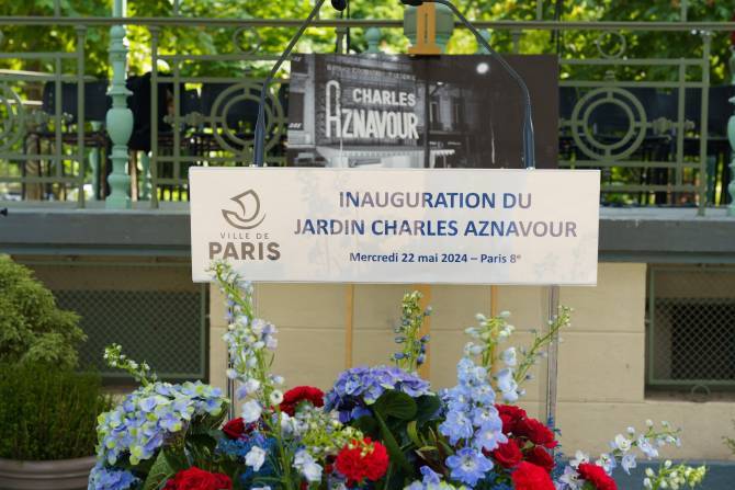 В историческом центре Парижа именем Шарля Азнавура названа площадь