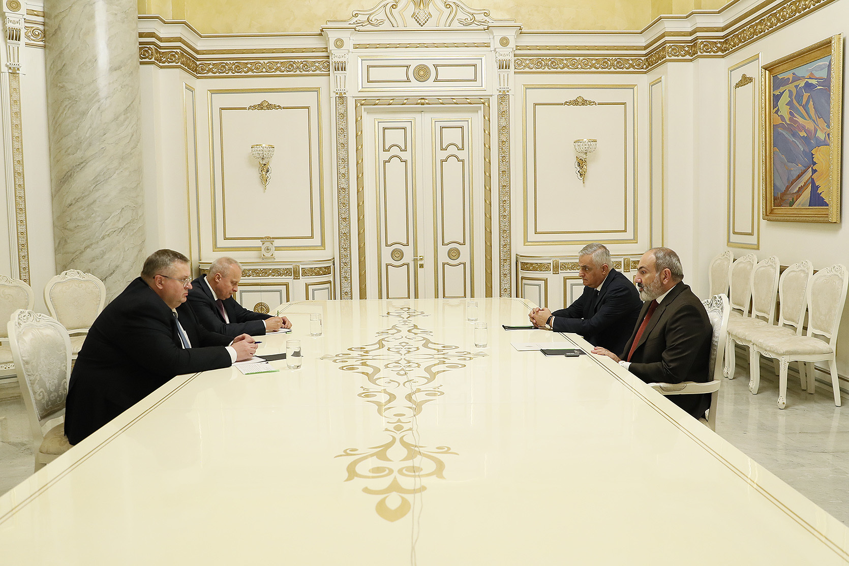 Փաշինյանն ընդունել Է ՌԴ փոխվարչապետին, քննարկվել են հայ-ռուսական համագործակցությանն առնչվող հարցեր