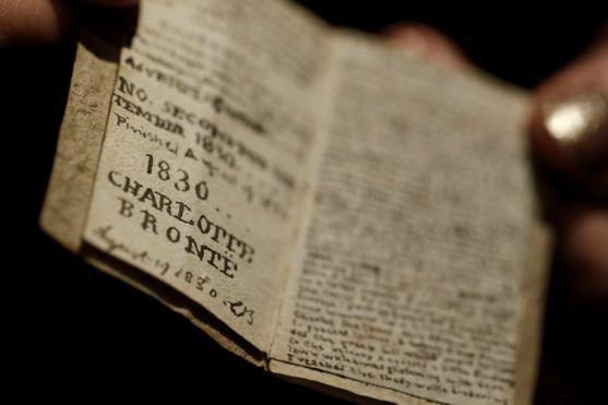 Не больше спичечного коробка: миниатюрная книжица, написанная Шарлоттой Бронте в 14 лет, вернулась в «отчий дом»