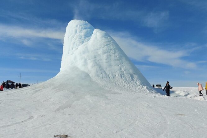 Природа превзошла саму себя: в Казахстане появился 14-метровый ледяной «вулкан»