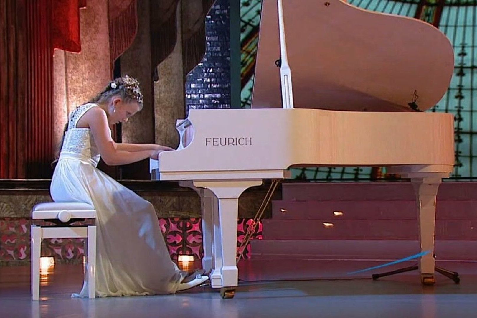 17-летняя пианистка Ева Геворгян вышла в финал международного конкурса имени Шопена