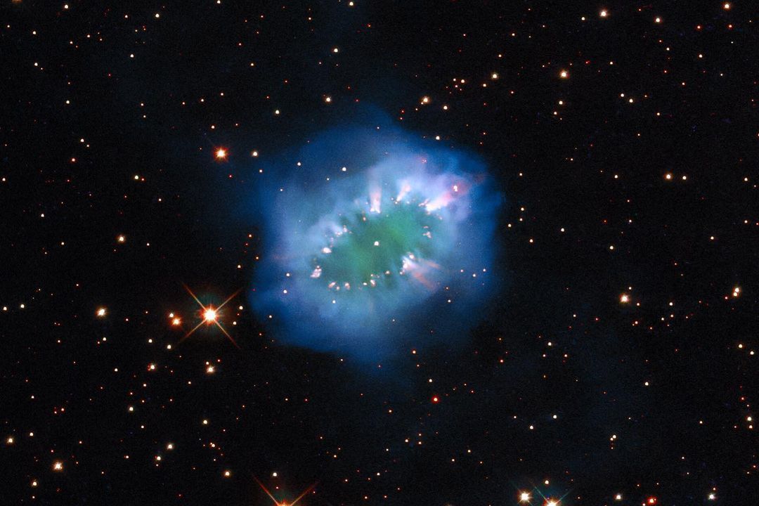 «Бриллиантовое колье космических размеров»: телескоп «Хаббл» сделал новый снимок туманности «Ожерелье»
