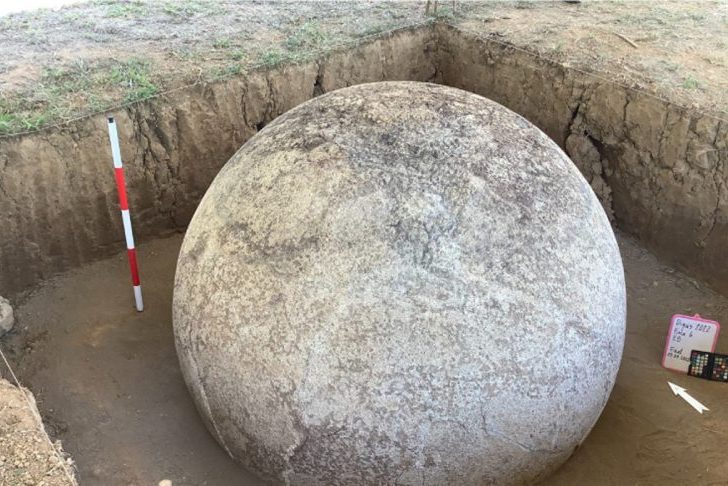 Загадочная находка: археологи раскопали гигантские каменные сферы в дельте реки Дикис в Коста-Рике