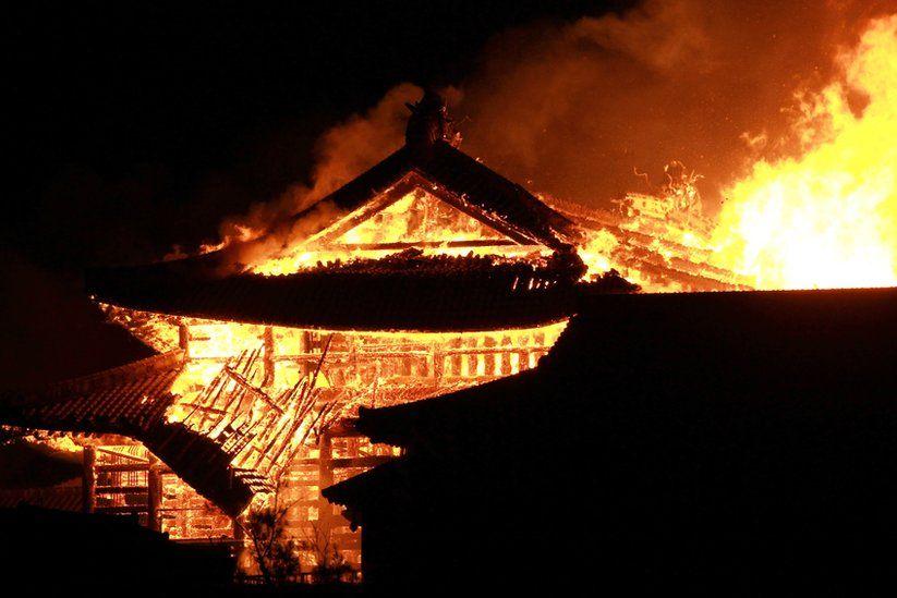 В Японии после 11-часового пожара сгорел дотла замок Сюри XIV века – один из главных символов древней культуры Окинавы