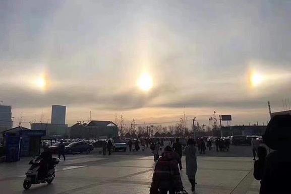 Редкое явление: сразу три солнца в небе испугали жителей китайского города Хоргос 