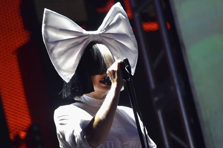 «Боль деморализует»: таинственная певица Sia рассказала о своем хроническом заболевании