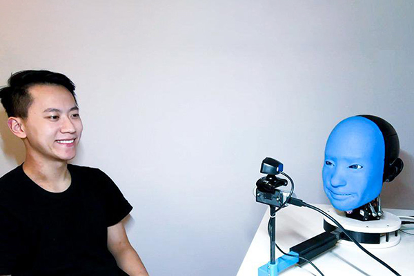 С человеческим лицом: ученые научили робота имитировать человеческие выражения лица