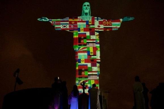 Статую Христа Искупителя в Бразилии подсветили флагами стран, пострадавших от COVID-19