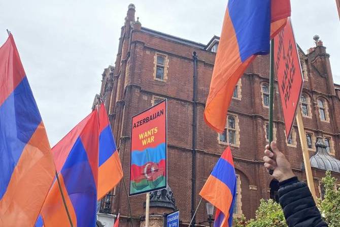 «Прекратите финансирование терроризма»: армяне Великобритании провeли мирную акцию протеста перед офисом British Petroleum