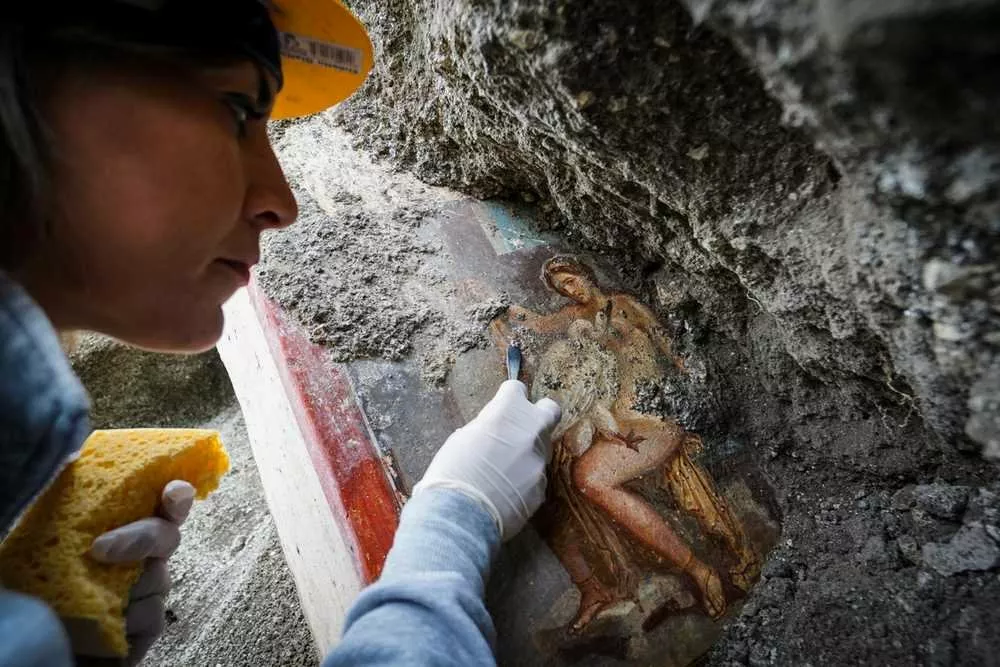 Над восстановлением разрушенных фресок в Помпеях начал работать робот