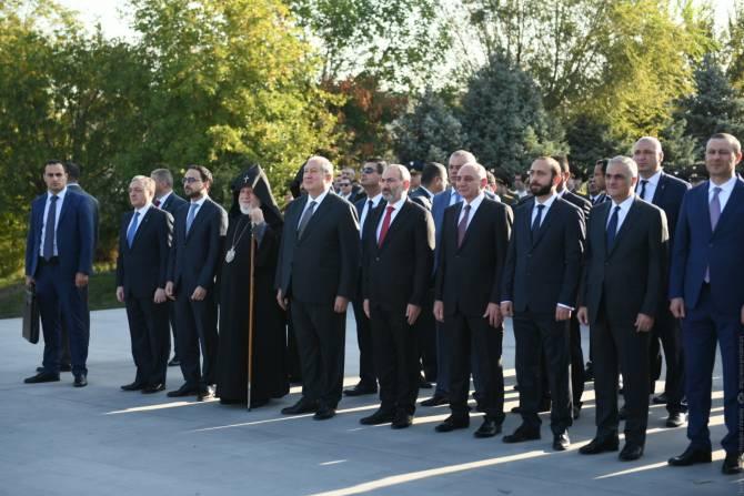 Высшее руководство Армении и Арцаха по случаю Дня независимости посетило пантеон Ераблур 