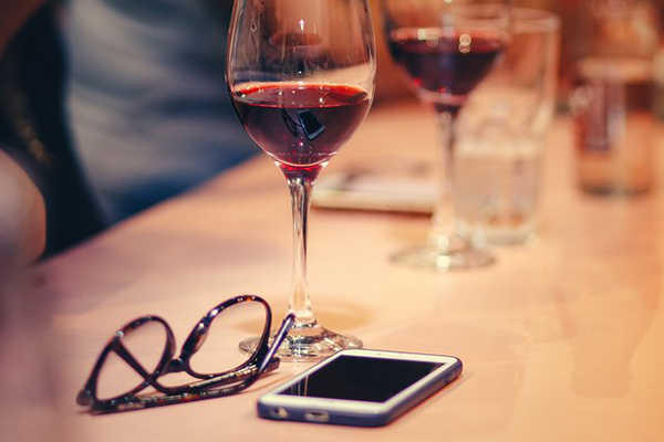 Технологии будущего: смартфоны скоро начнут говорить, когда вам стоит закончить пить