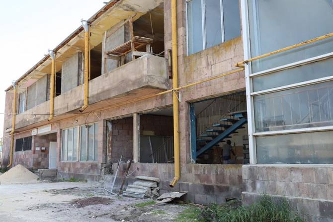 Ремонтируется часть здания Дома культуры Гавара