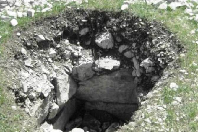 На территории древней крепости «Сангар» в общине Дзорагюх Гегаркуникской области разграблены три гробницы