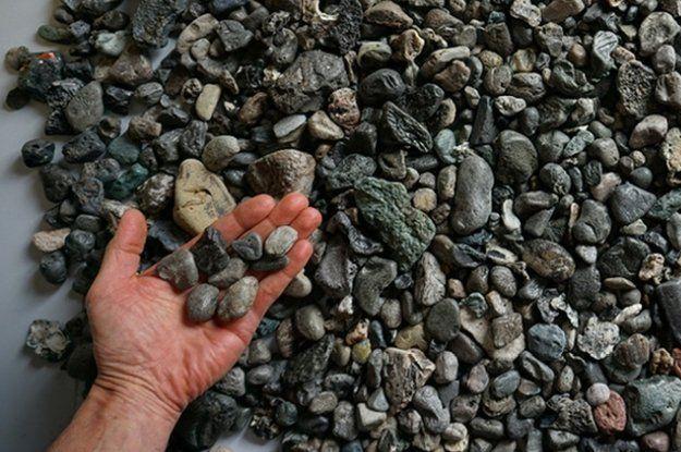 Как галька: новая форма пластикового загрязнения неотличима от камней