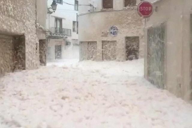 Испанский город затопило морской пеной: местные жители вынуждены пробираться сквозь нее, как сквозь снежный завал