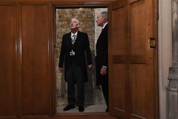 Секретный ход XVII века: в британском парламенте одна из деревянных панелей оказалась потайной дверью