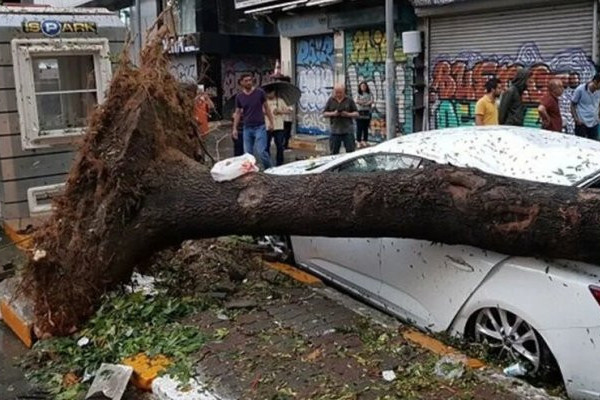 В результате урагана в Стамбуле погибло четверо и ранено 38 человек
