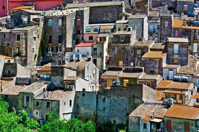 На юге Сицилии продают дома за один евро, но при одном условии: The Sun