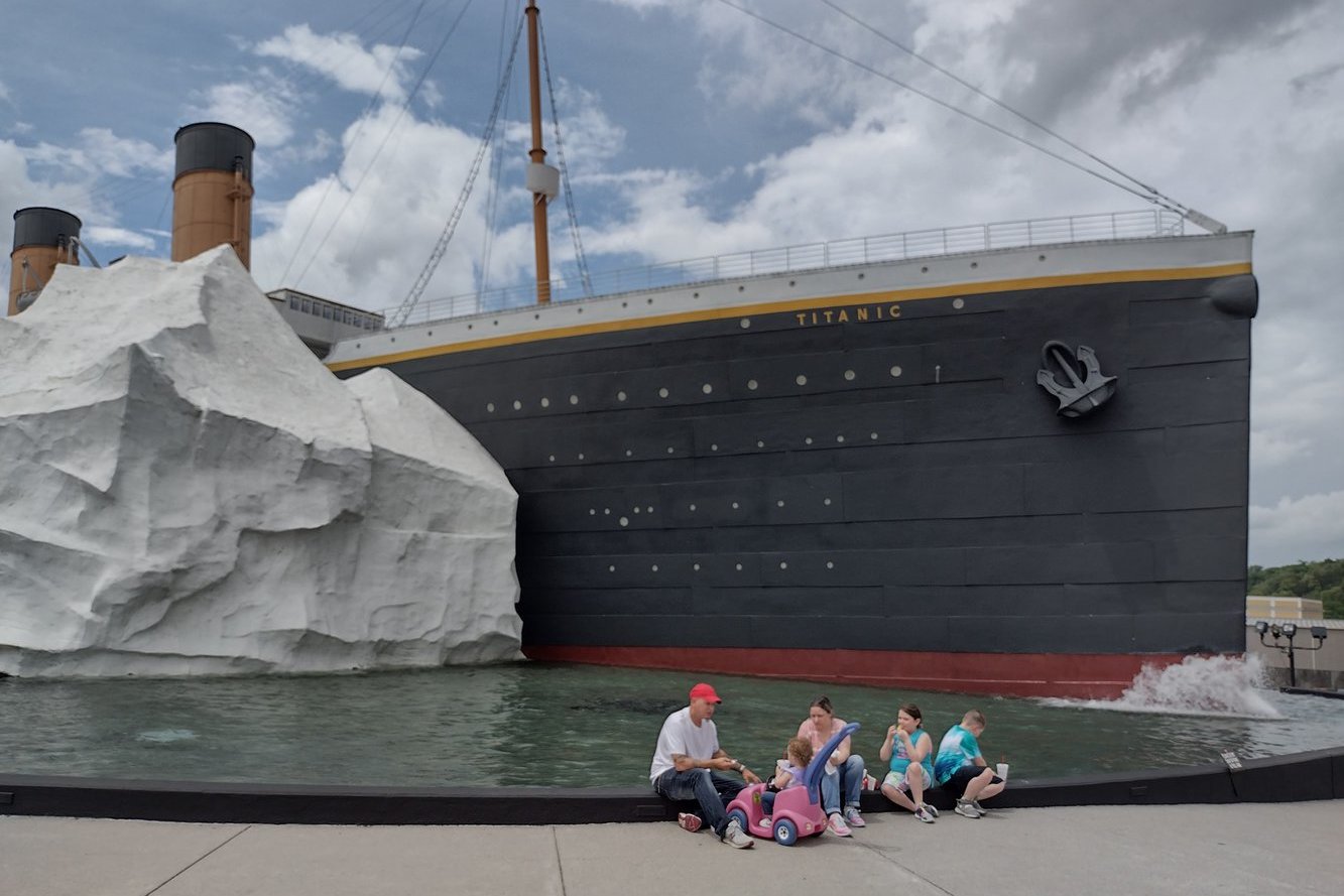 «Проклятие» айсберга: трое посетителей музея Титаника пострадали от падения экспоната