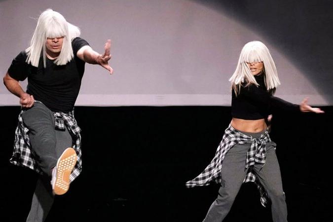 Невозможно оторвать взгляд: телеведущий Джимми Фэллон и певица Дженнифер Лопес воссоздали историю танцев из культовых клипов
