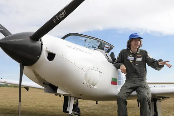 17-летний бельгийско-британский пилот стал самым молодым человеком в истории, совершившим одиночный кругосветный полет
