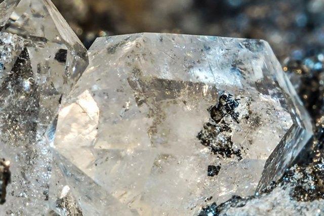 Осмотр алмазов, найденных на огромной глубине, подтвердил давние подозрения геологов о существовании древнего хранилища магмы