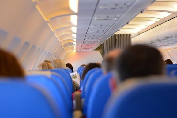 Пьяный пассажир самолета вынудил пилотов изменить маршрут, съев свой… мобильный телефон