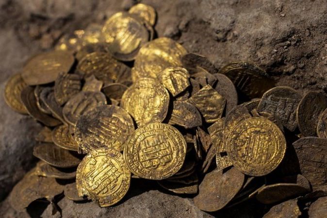 Загадочный клад: в Израиле нашли 425 золотых монет, которые пролежали в глиняном сосуде 1100 лет
