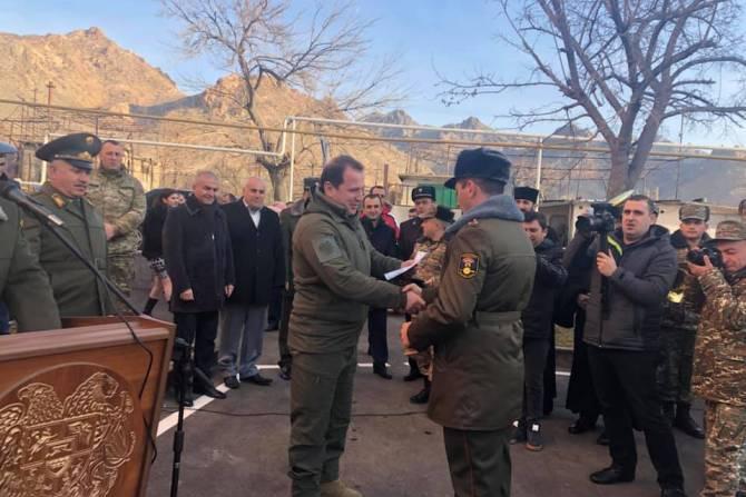 20 военнослужащих получили служебные квартиры в городе Агарак: Давид Тоноян принял участие в церемонии вручения ключей