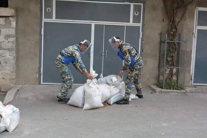 В Степанакерте и на прилегающих к городу территориях саперы проводят работы по уничтожению неразорвавшихся снарядов