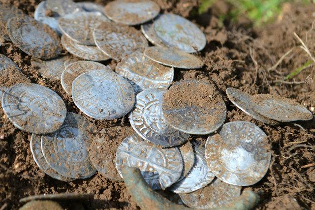 Фермер из Северной Ирландии потерял в поле обручальное кольцо, но вместо него случайно нашел крупный средневековый клад
