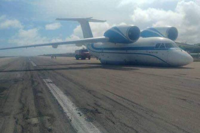 Армянский самолет совершил аварийную посадку в Могадишо: пострадавших нет