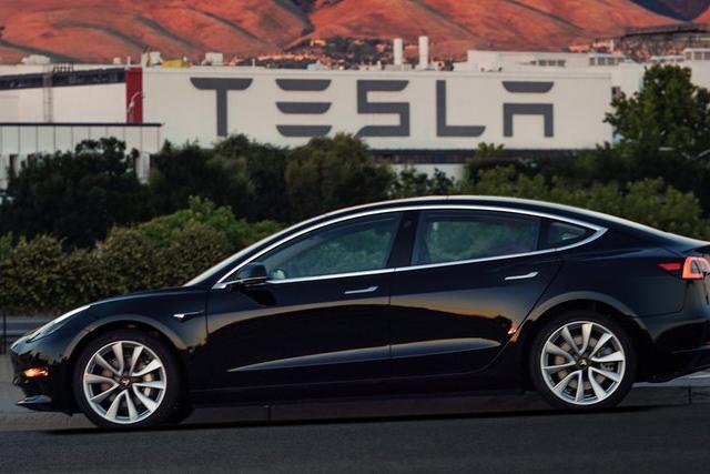 Компания Tesla заплатит хакерам крупную сумму за взлом своего электромобиля Model 3