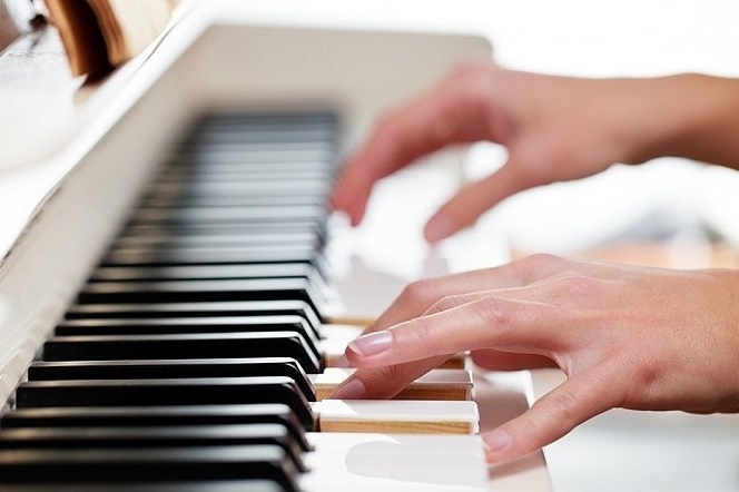Всего за несколько недель обучения игре на пианино человеческие когнитивные способности могут значительно улучшиться: исследованиe