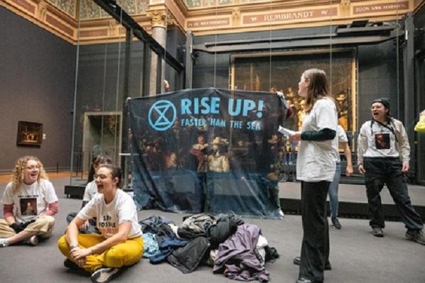 Экоактивисты в Рейксмузеуме организовали акцию перед картиной Рембрандта «Ночной дозор»