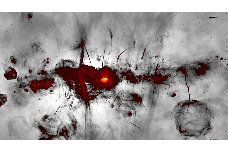 Завораживающее зрелище: астрономы сделали потрясающие снимки самого сердца Млечного Пути