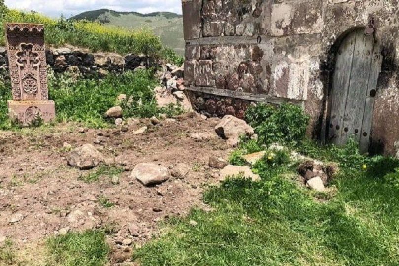 В Джавахке неизвестные тяжелой техникой повредили армянский храм и могилы
