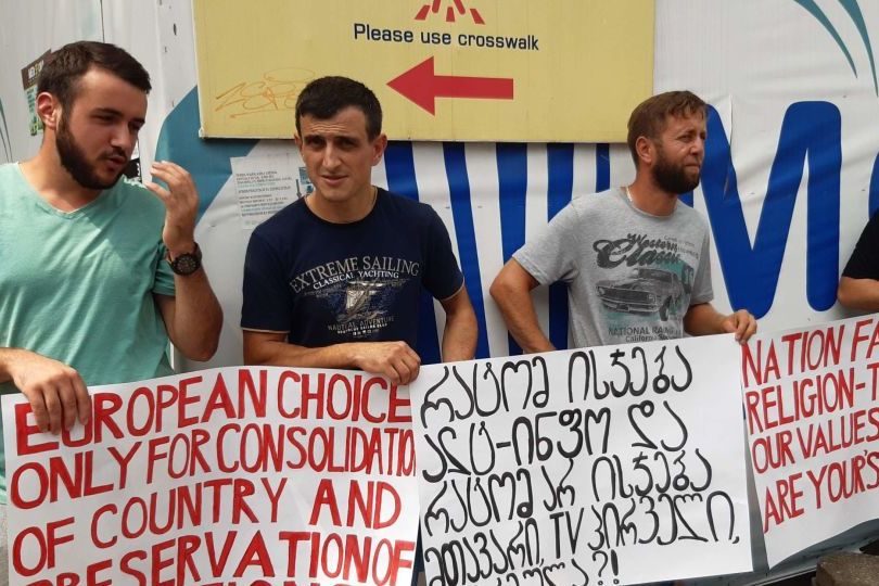В Батуми противники ЛГБТ устроили акцию протеста для главы Евросовета
