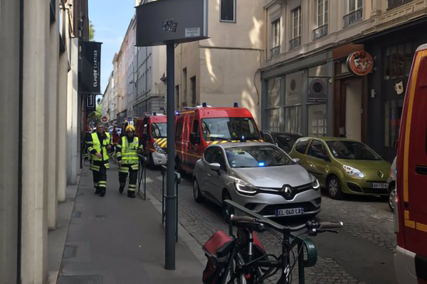 На пешеходной улице в центре французского Лиона прогремел взрыв: 13 раненых